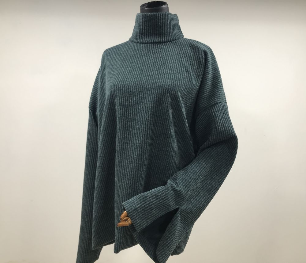 القميص بياقة عالية من قماش كوت مع أكمام بشقّ جانبي